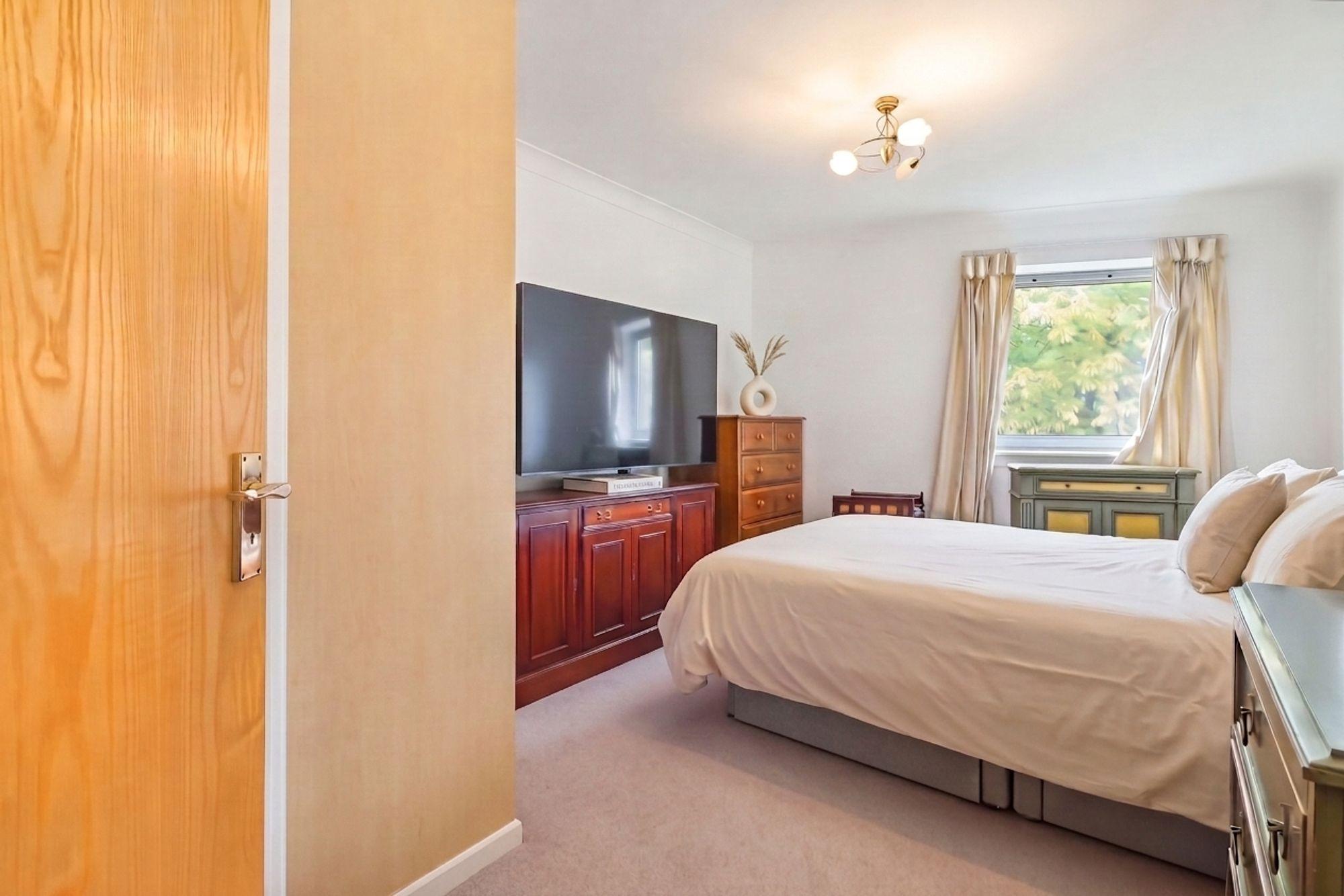 Flat Hersham Road in Walton-on-Thames