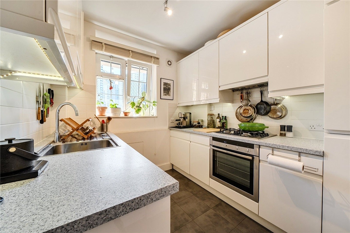 Flat Falmouth Road in Greater London