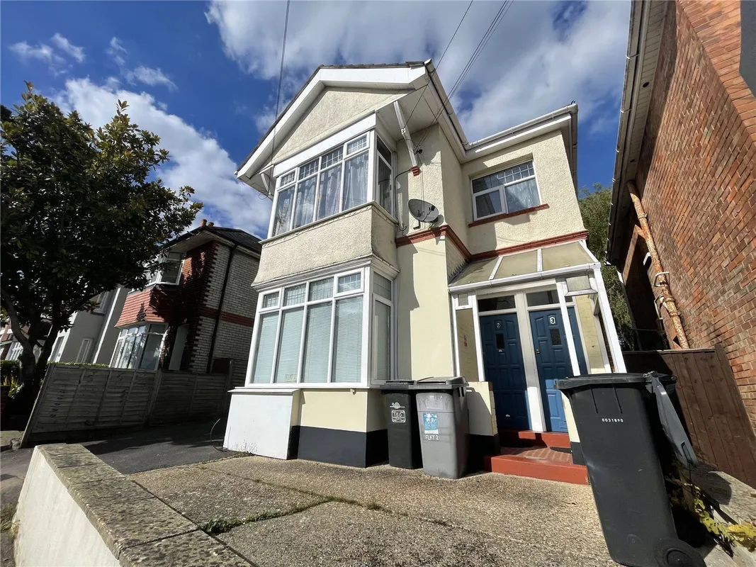 Flat Markham Road in Bournemouth