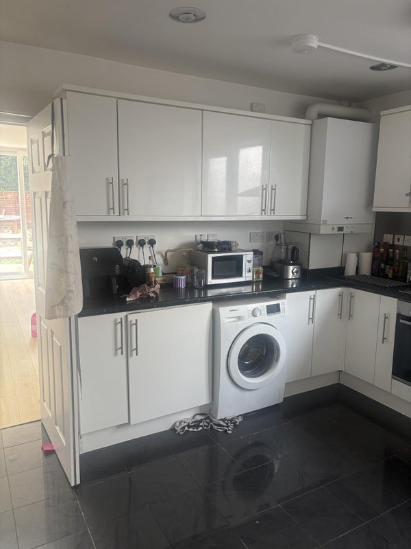 Room Rosedene Avenue in Greater London