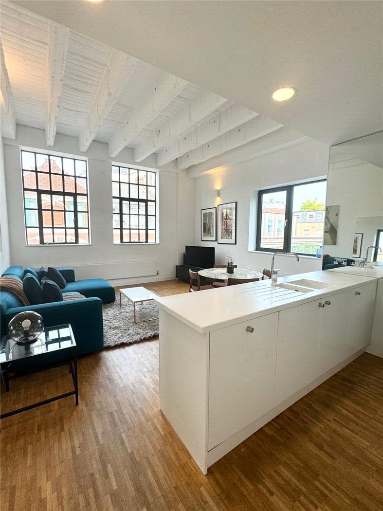 Flat Leather Lane in Greater London