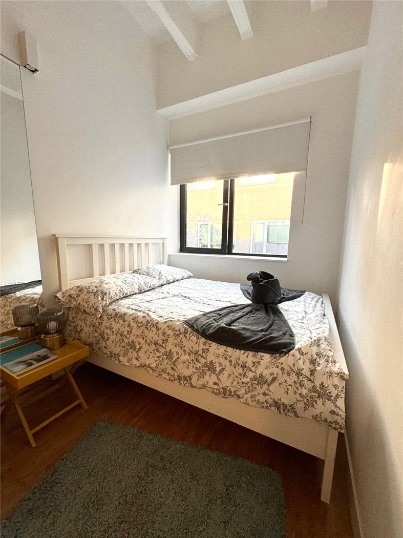 Flat Leather Lane in Greater London