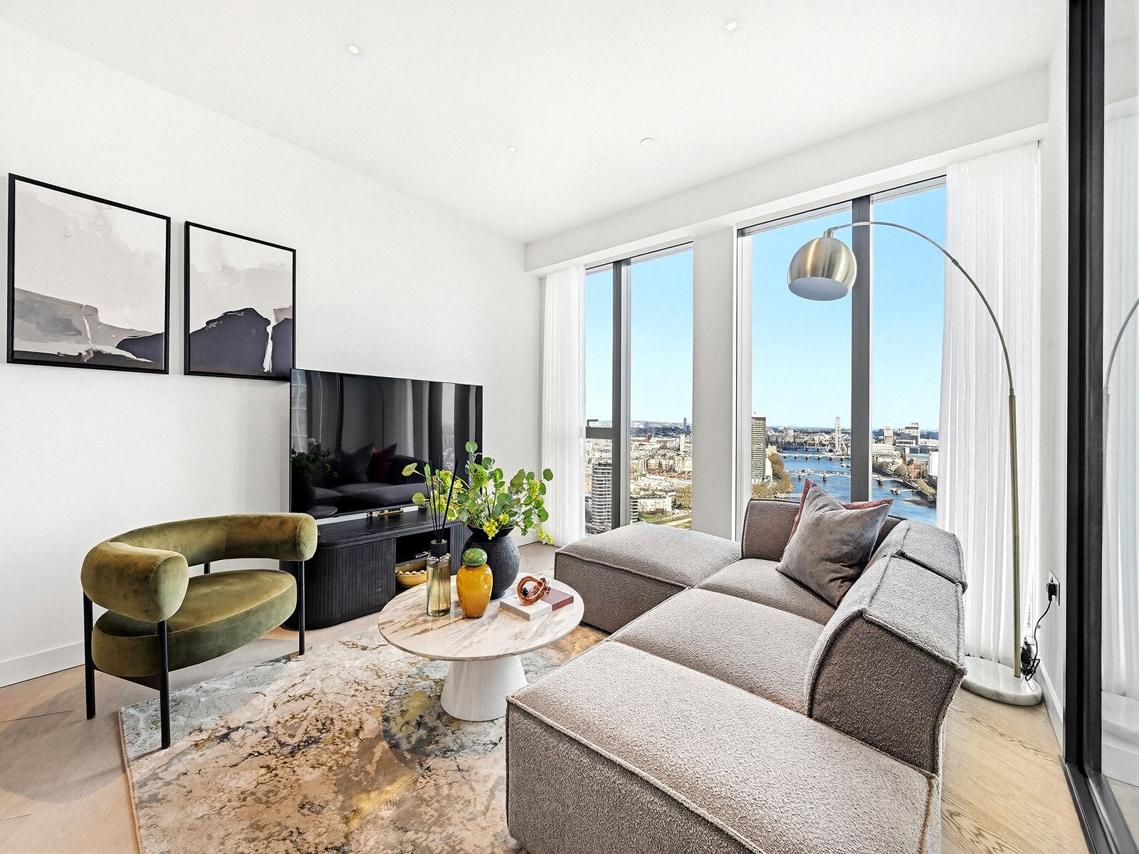 Flat Nine Elms Lane in Greater London