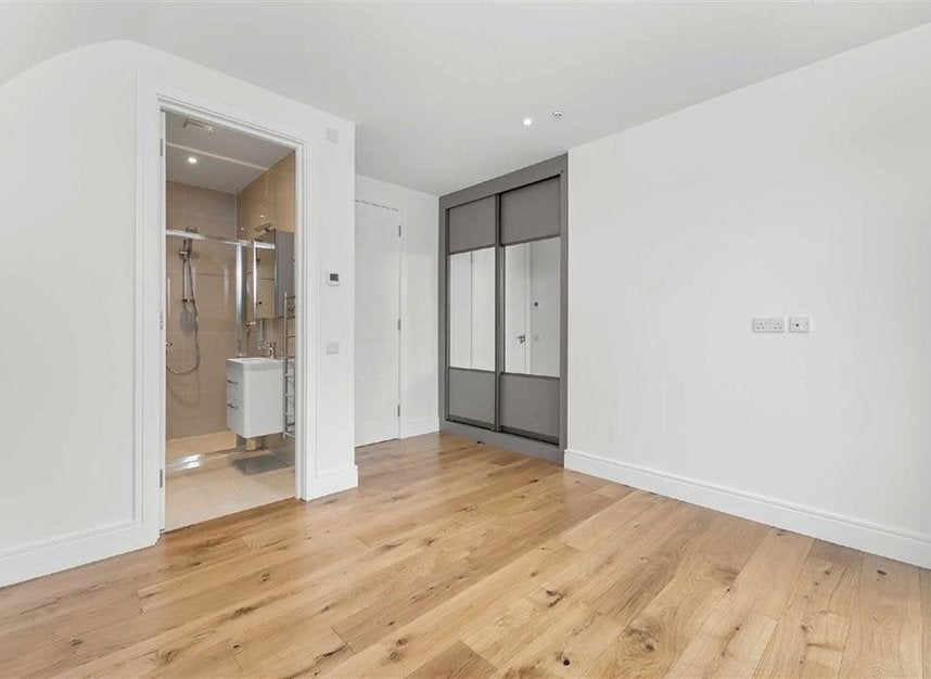 Flat Stannary Street in Greater London