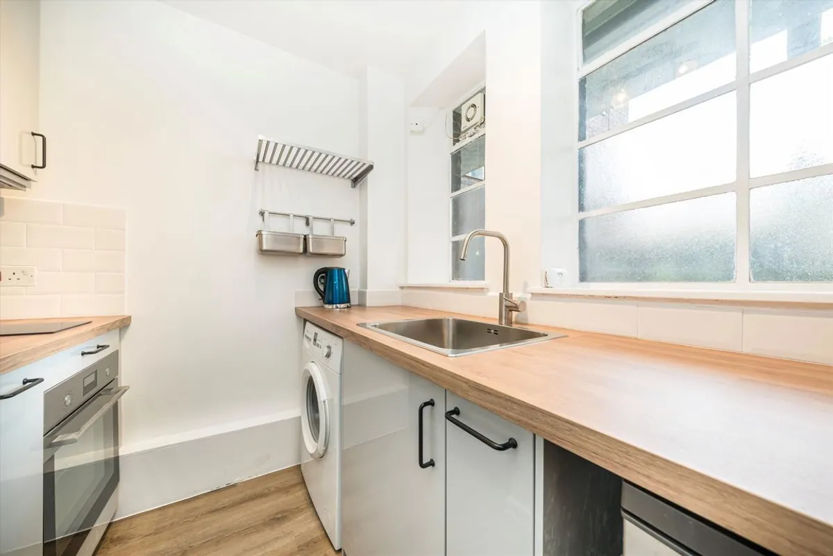 Flat Shepherds Bush Road in Greater London