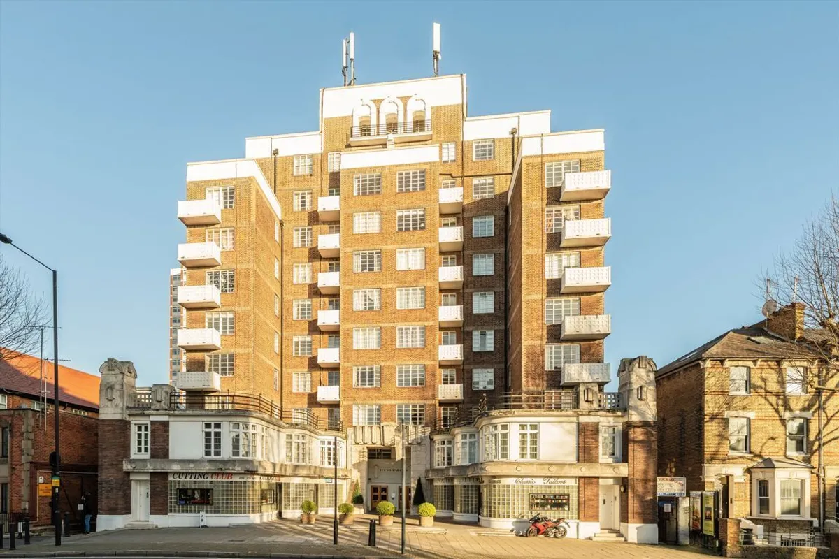Flat Shepherds Bush Road in Greater London