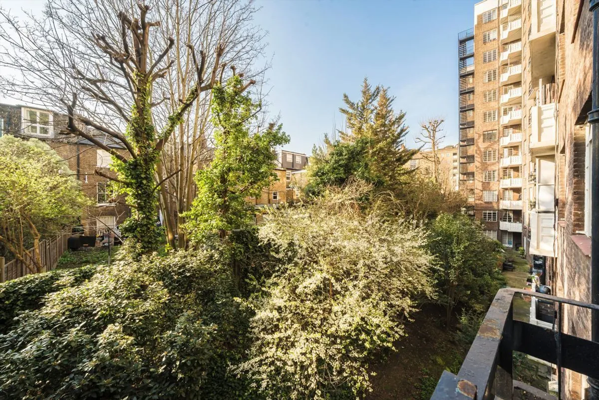 Flat Shepherds Bush Road in Greater London