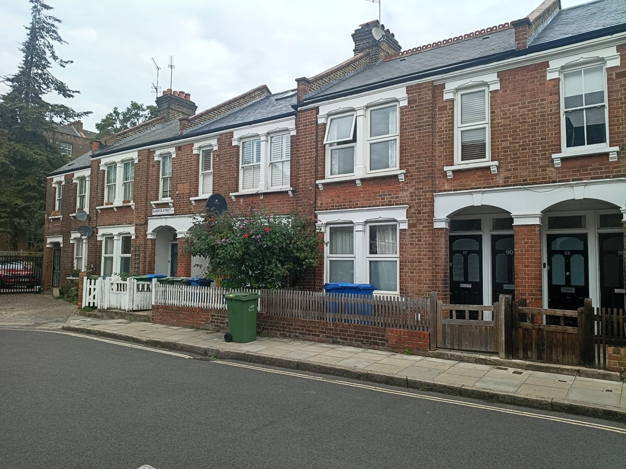 Flat Alberta Street in Greater London