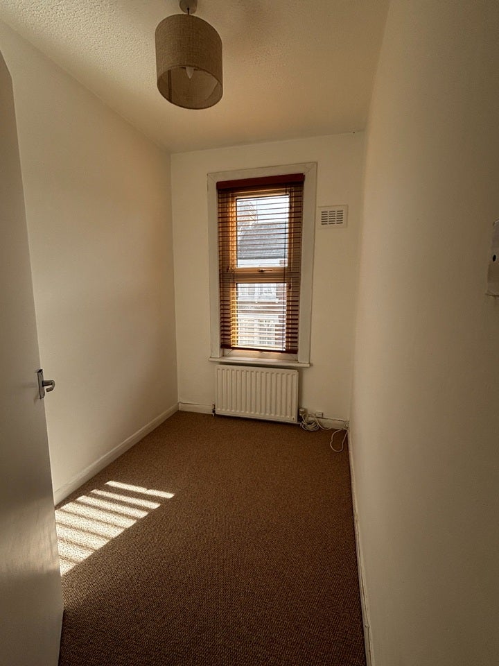 Flat Alberta Street in Greater London