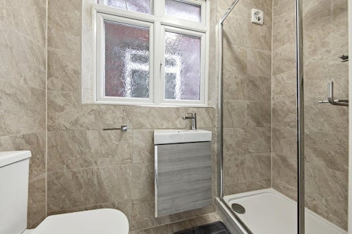 Room Bulstrode Avenue in Greater London