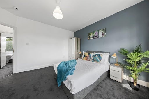 Room Bulstrode Avenue in Greater London