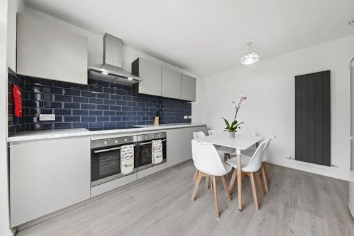 Room Bulstrode Avenue in Greater London