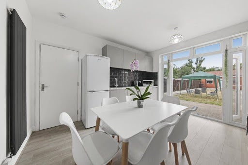 Room Bulstrode Avenue in Greater London