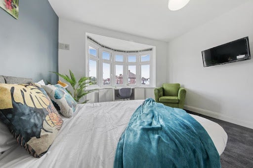 Room Bulstrode Avenue in Greater London