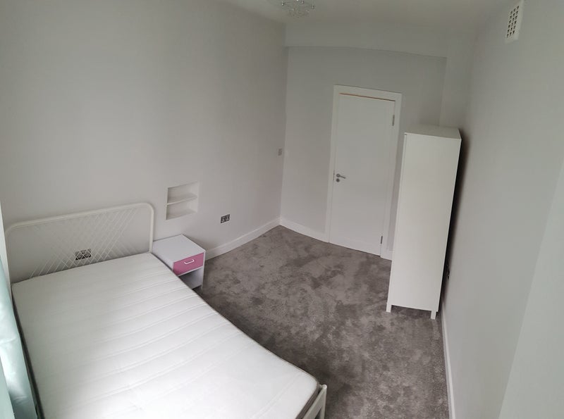 Room Cathnor Road in Greater London