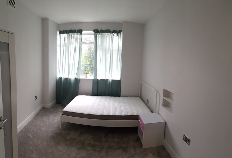 Room Cathnor Road in Greater London