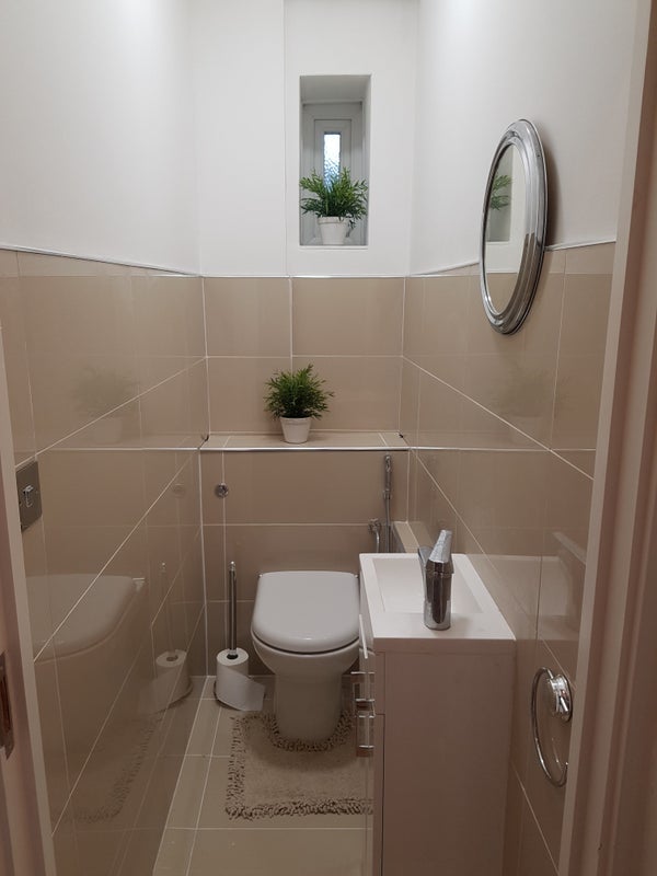 Room Cathnor Road in Greater London