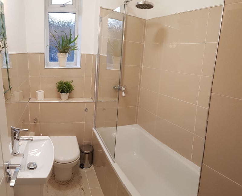 Room Cathnor Road in Greater London
