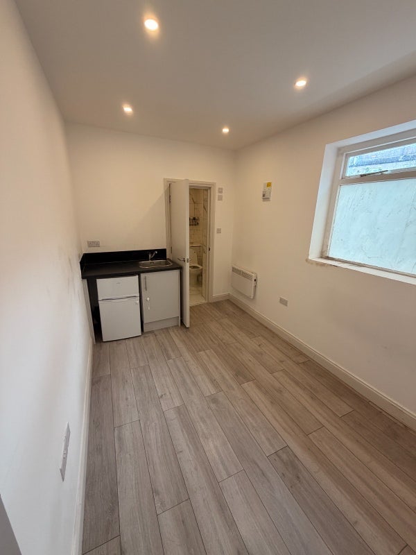 Room Shirley Road in Greater London