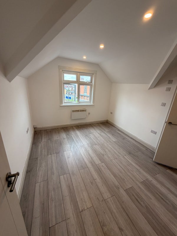 Room Shirley Road in Greater London