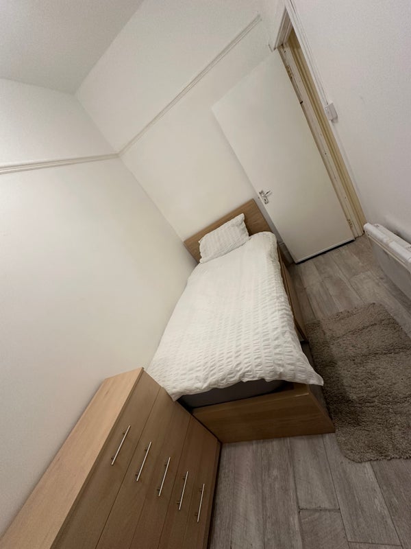 Room Westdown Road in Greater London