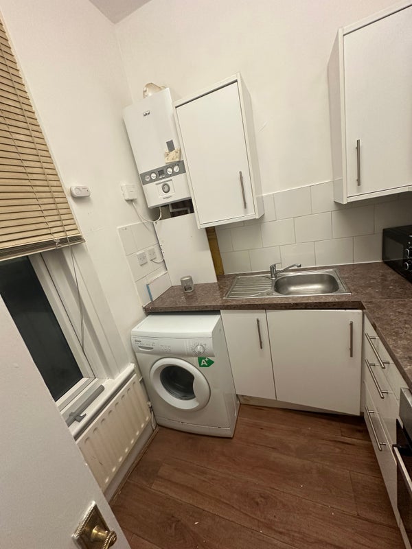 Room Westdown Road in Greater London