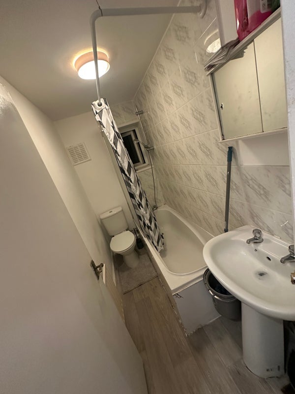 Room Westdown Road in Greater London