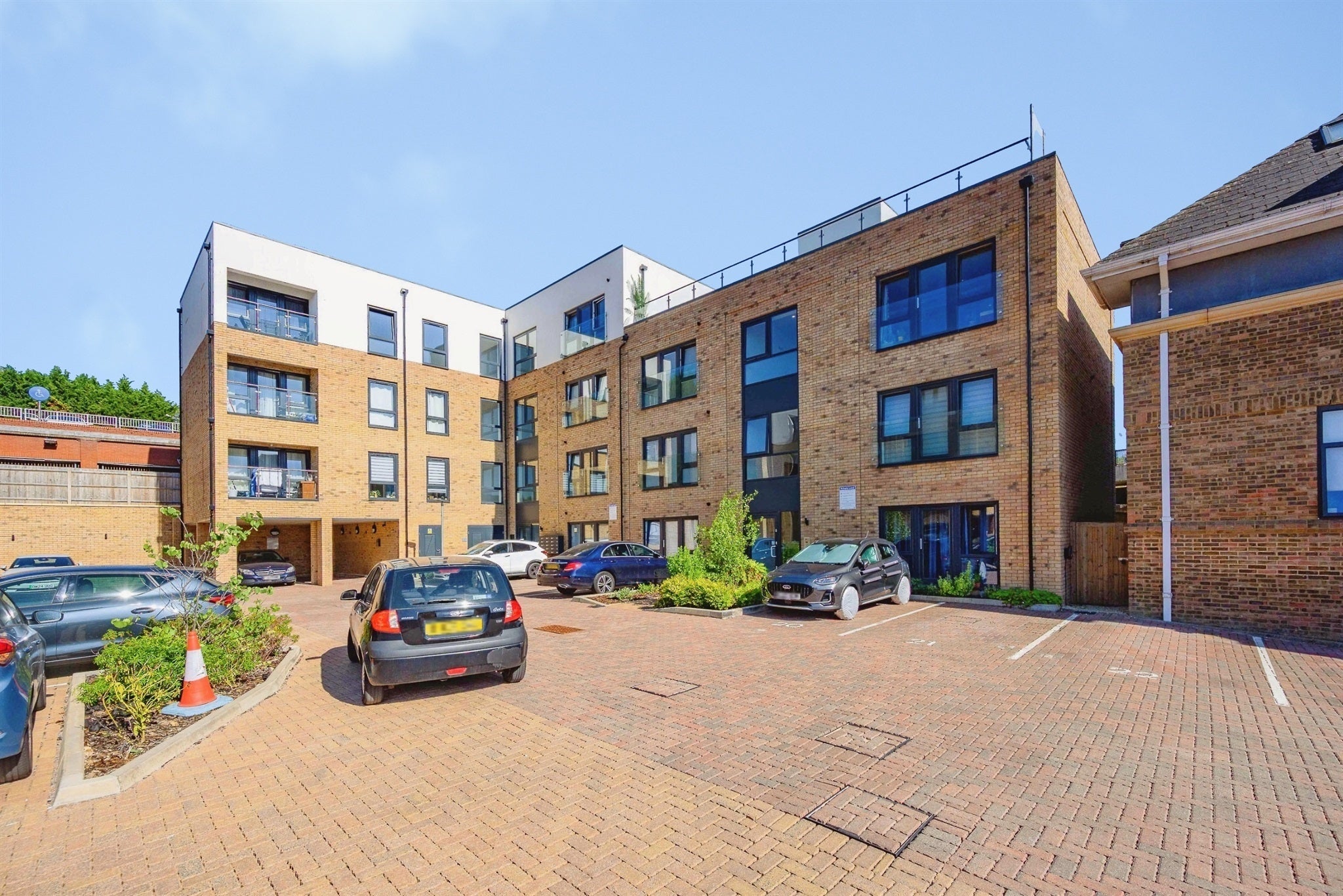 Flat Hillfield Road in Dacorum