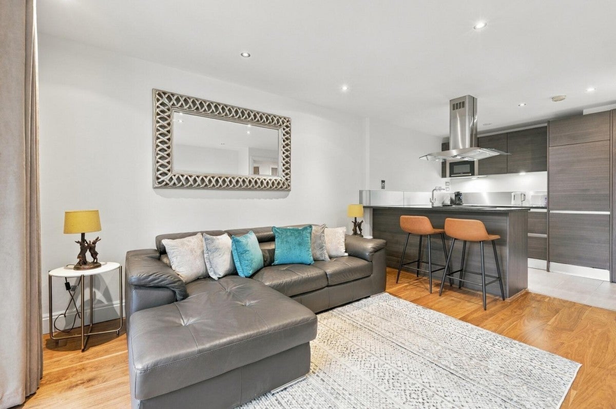 Flat Vauxhall Bridge Road in City of Westminster