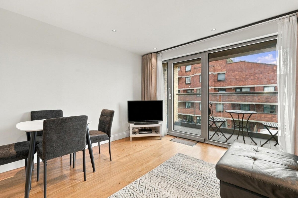 Flat Vauxhall Bridge Road in City of Westminster