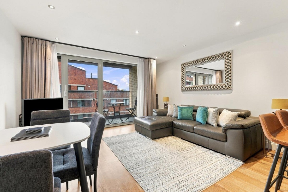 Flat Vauxhall Bridge Road in City of Westminster