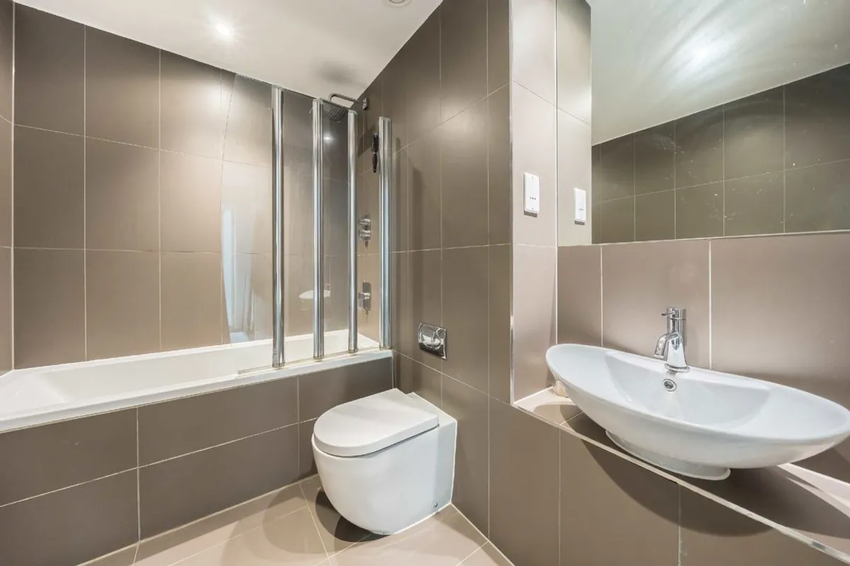 Flat Magdalen Road in Greater London