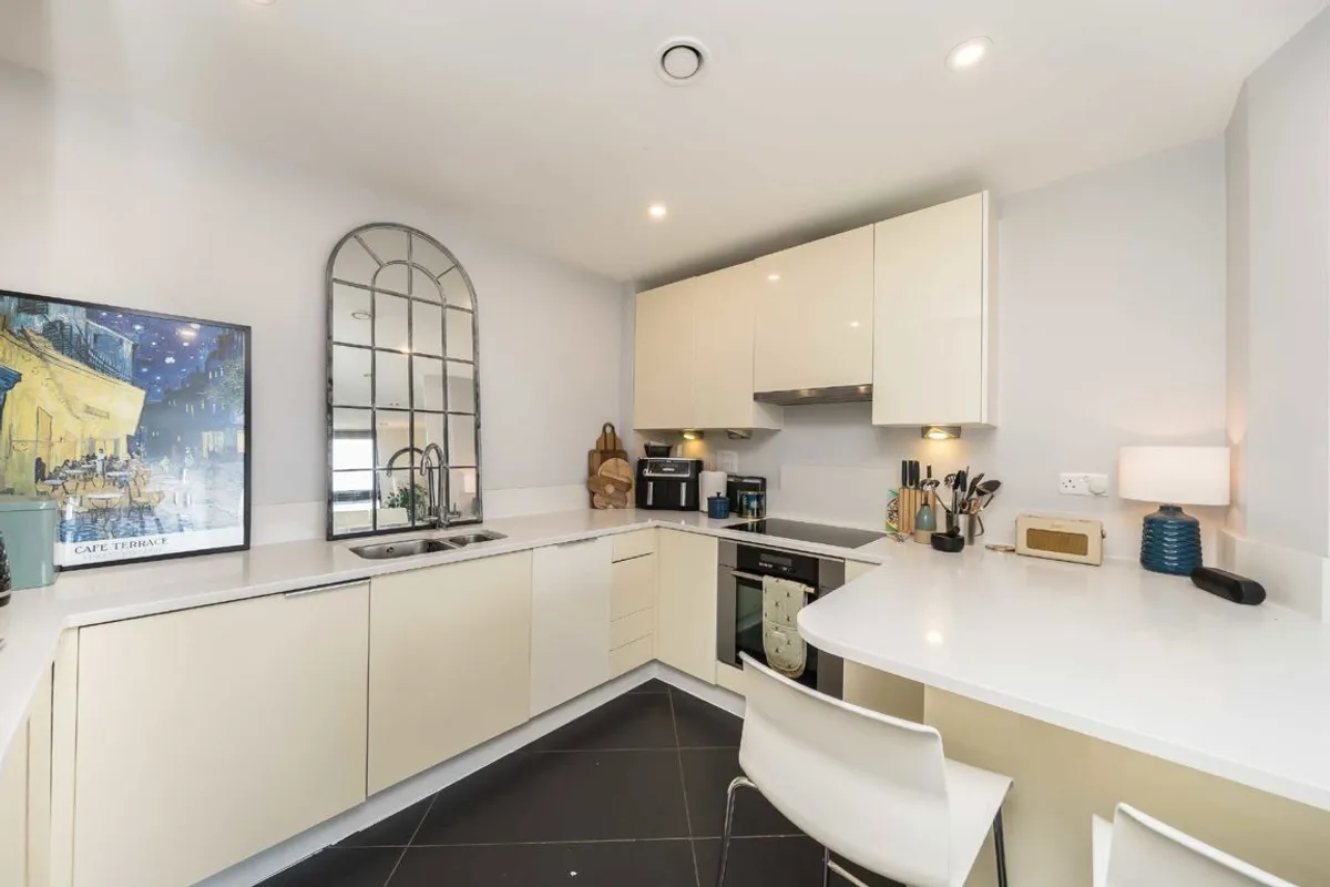 Flat Magdalen Road in Greater London