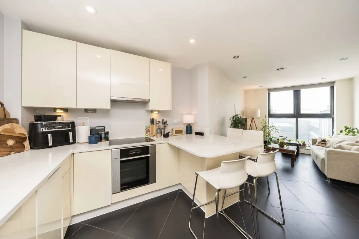 Flat Magdalen Road in Greater London