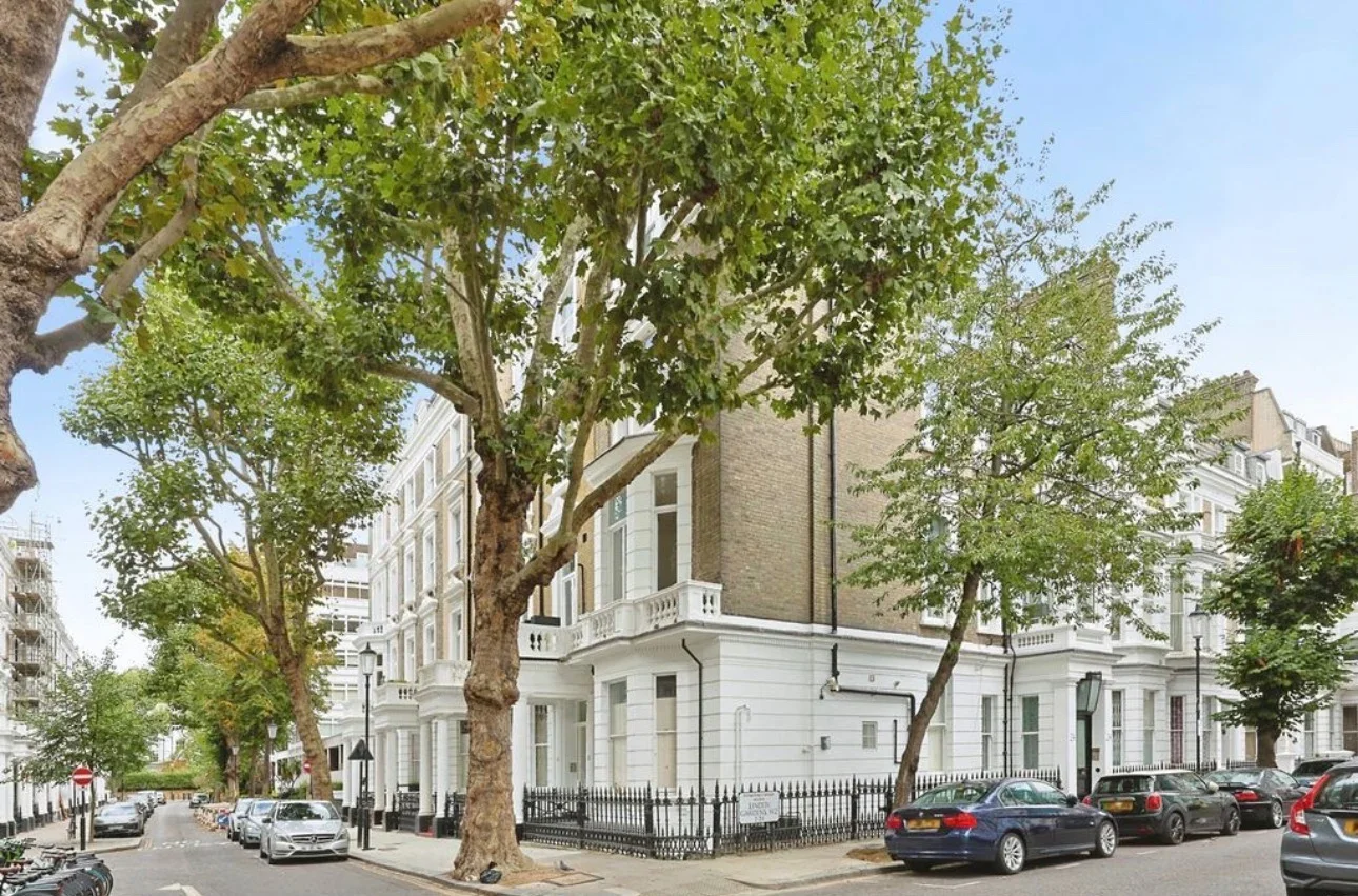 Flat Linden Gardens in Greater London