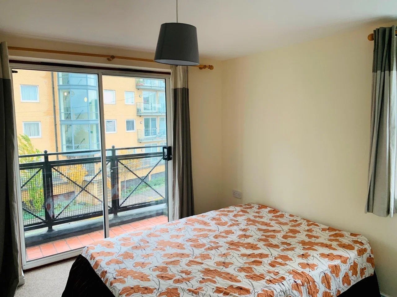 Flat Highfield Road in Greater London