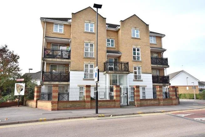 Flat Highfield Road in Greater London