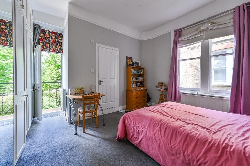 Flat Elgin Avenue in City of Westminster