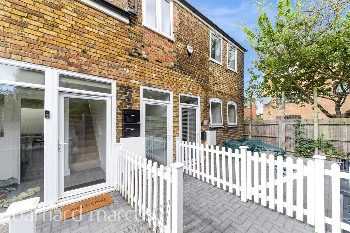 Flat Lime Grove in Greater London