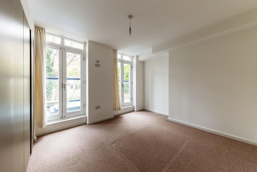 Flat Kyverdale Road in Greater London