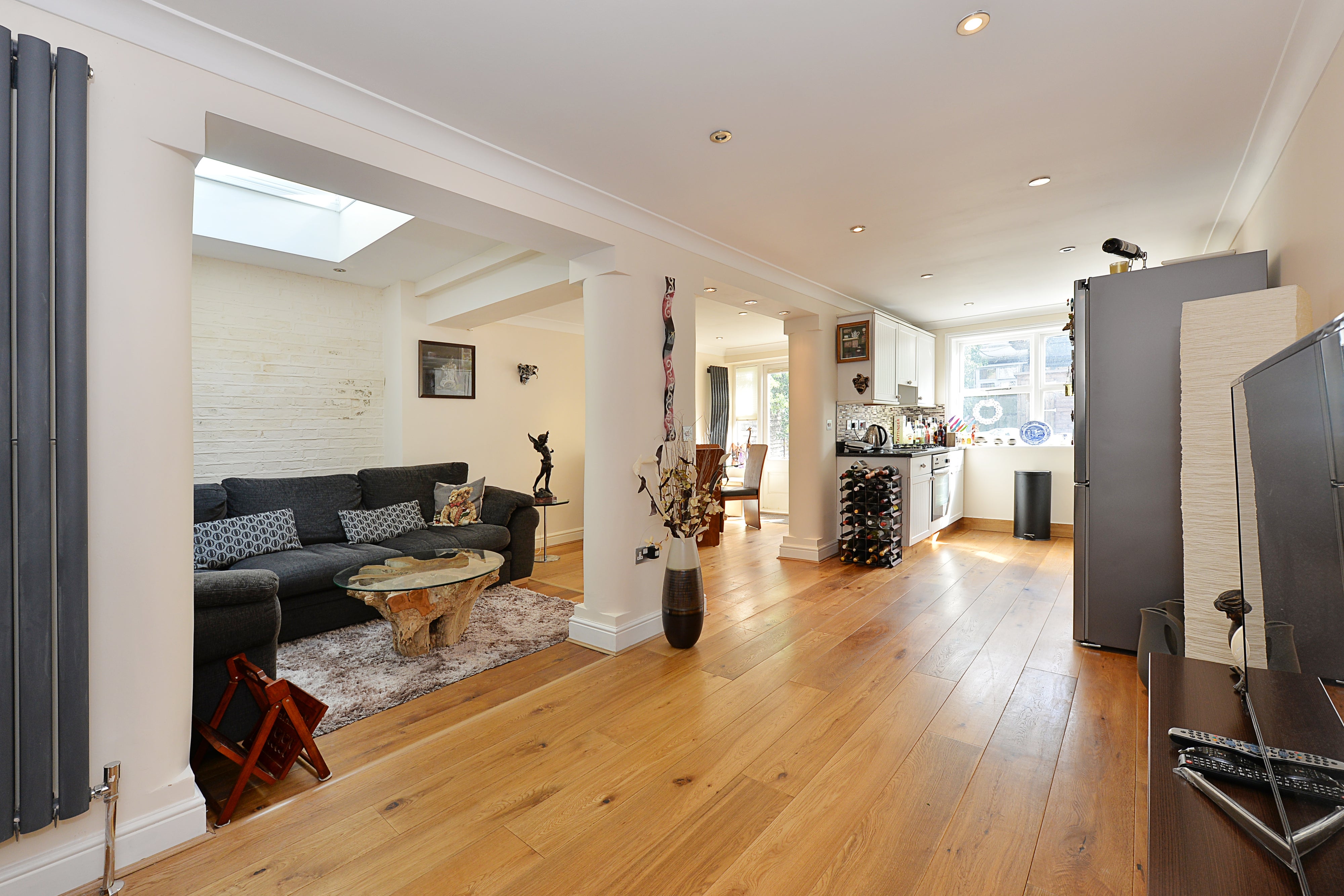 Flat Ferndale Road in Greater London