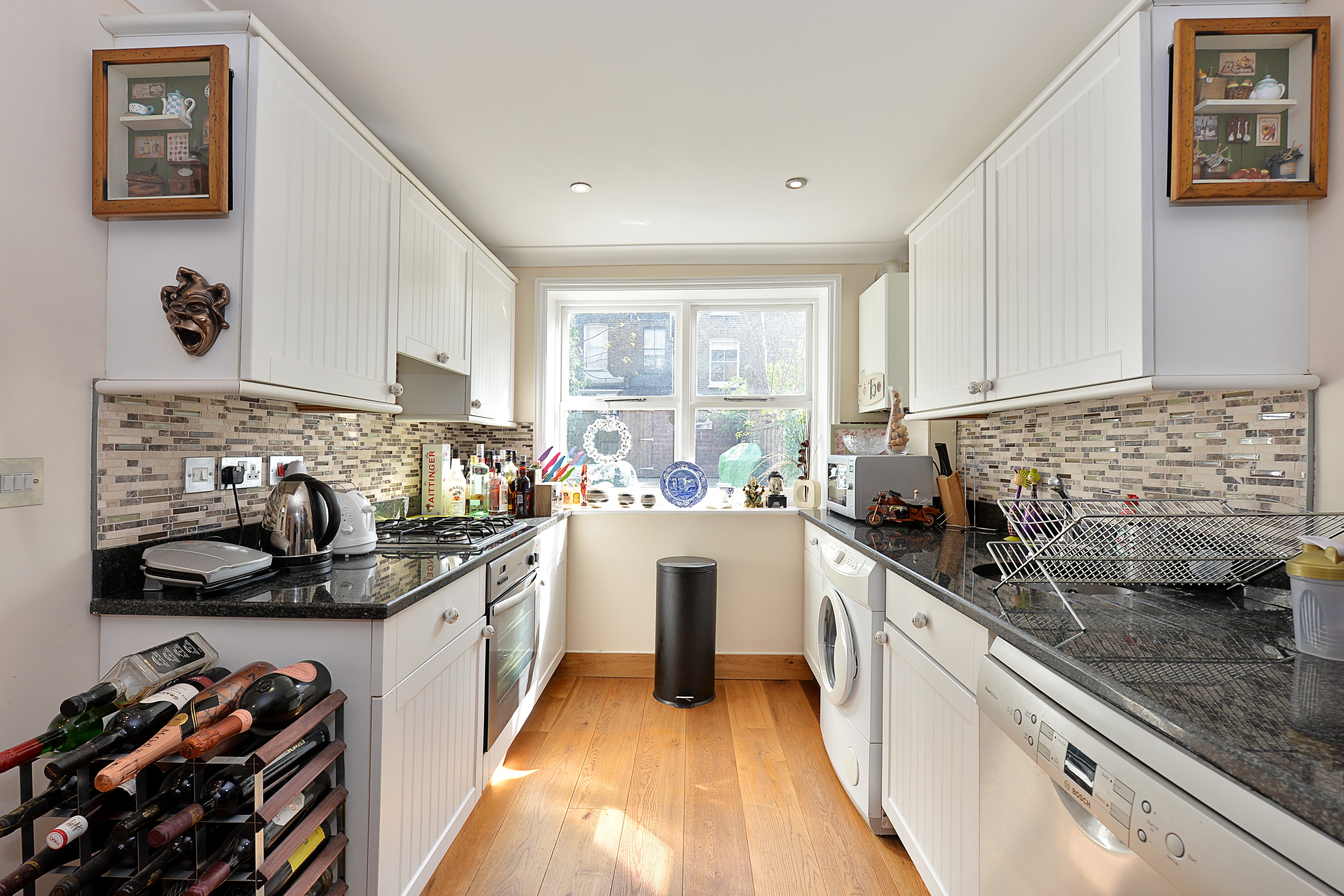 Flat Ferndale Road in Greater London