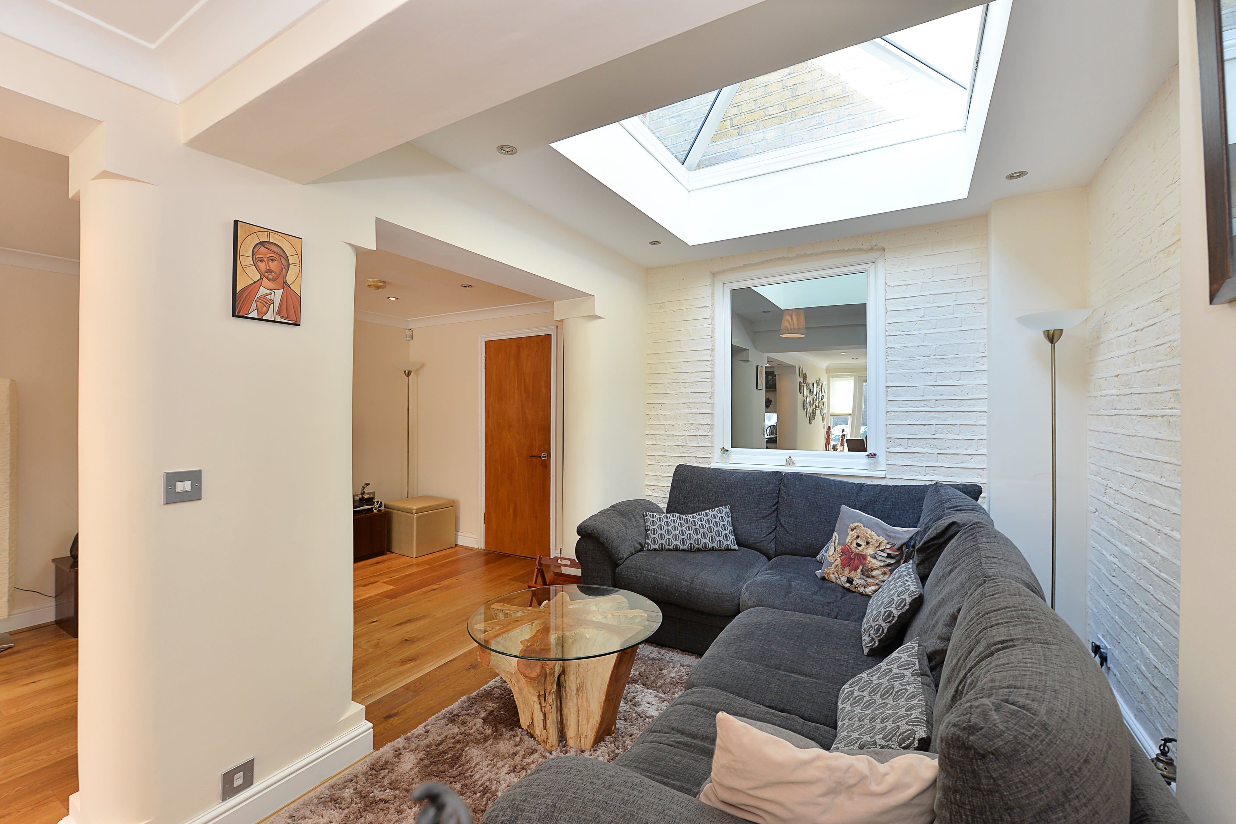 Flat Ferndale Road in Greater London