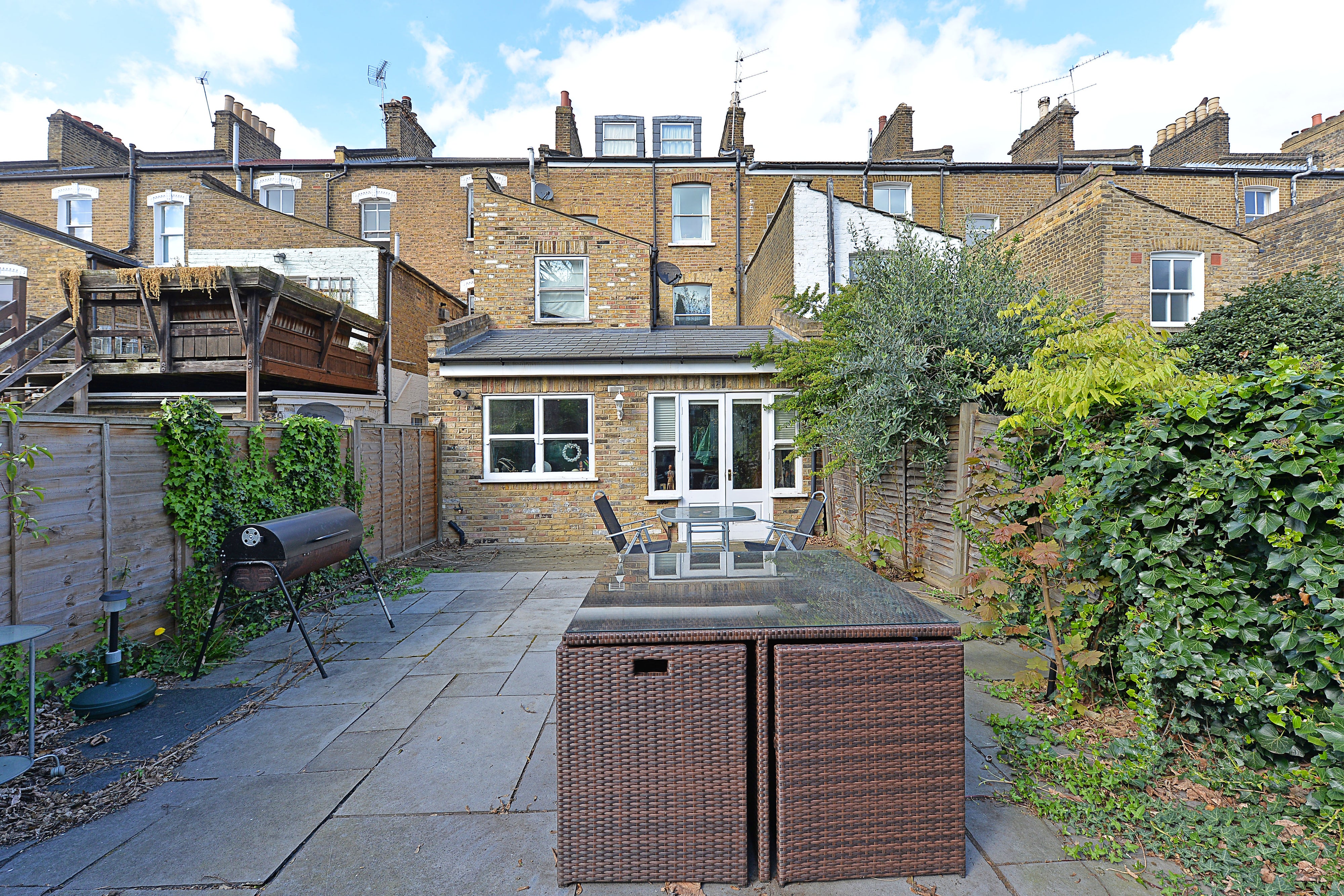 Flat Ferndale Road in Greater London