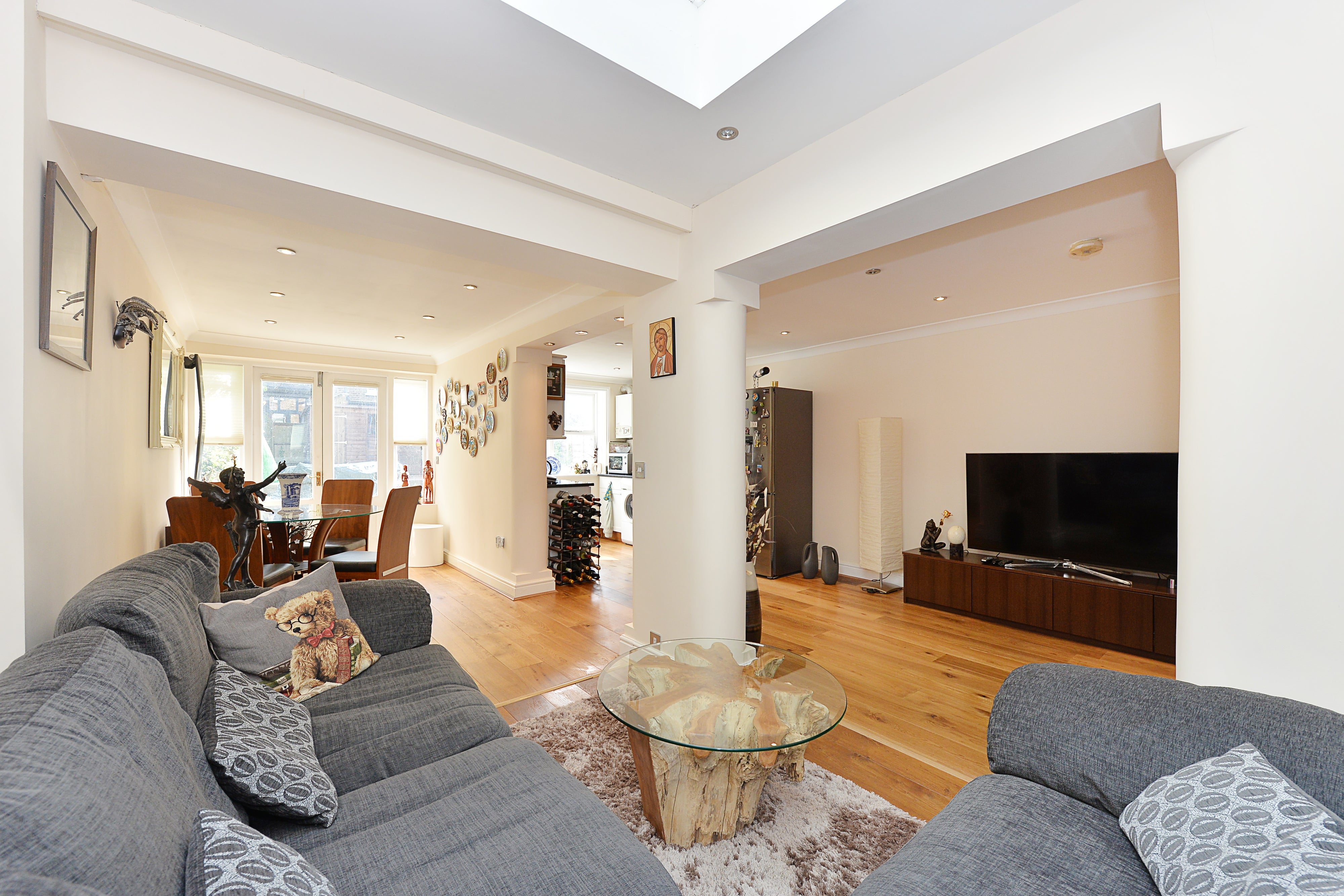 Flat Ferndale Road in Greater London