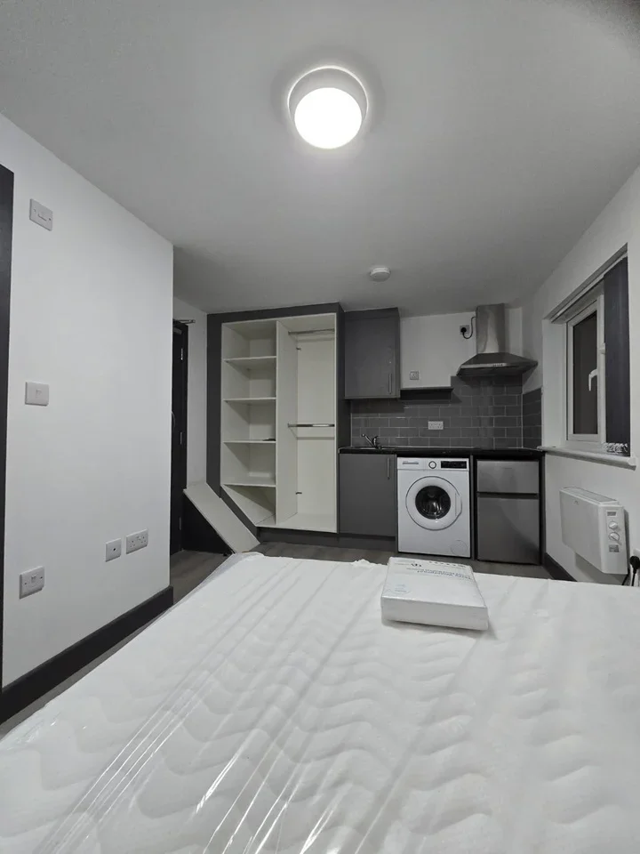 Flat Meadow Close in Greater London