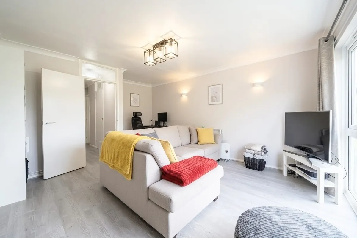 Flat Eaton Road in Greater London
