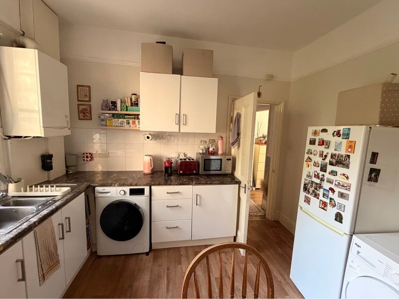 Flat Hazlitt Road in Greater London