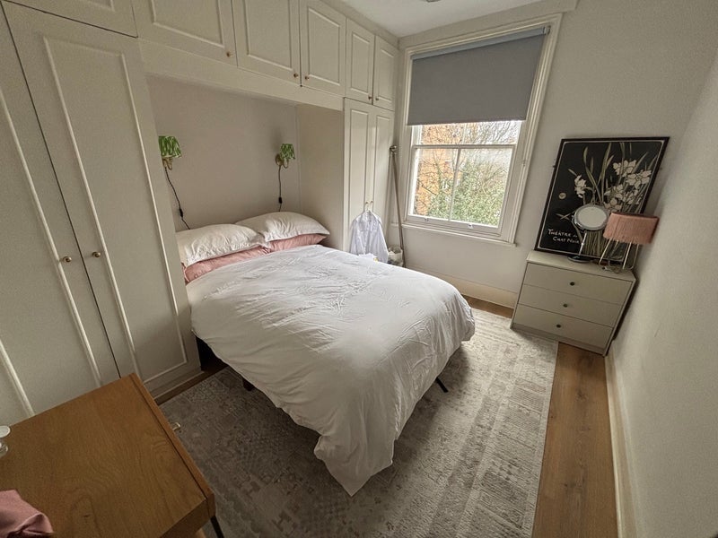 Flat Hazlitt Road in Greater London