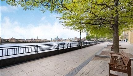 Flat Westferry Circus in Greater London